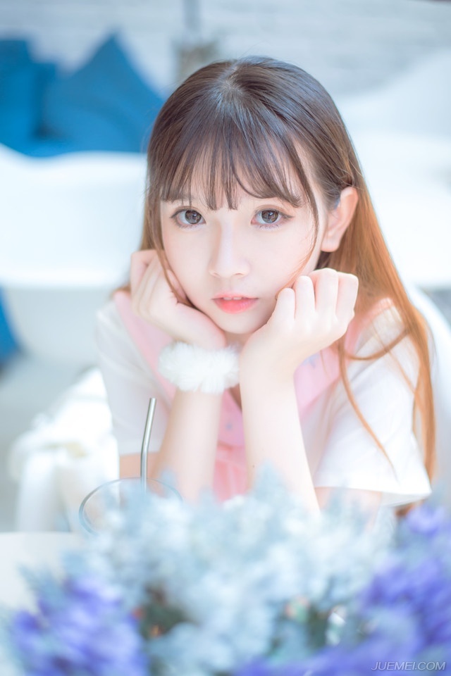 清晨，空气中带着几分湿冷，令人分外难受，庞统站在刺史府外，有些无奈的狠狠地瞪了法正一眼，在他身后，邓贤、泠苞等人则是对着张松一群益州世家怒目而视，刘璋已经失去了一切，此前终究君臣一场，就算刘璋当时做的不地道，但如今蜀中已经败亡，刘璋也不再是君主，这些人怎就不依不饶。